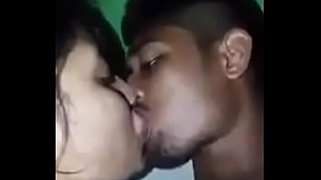 Gadis Desi Mesra Berciuman Panas