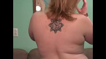 Gadis Montok Membungkuk Memperlihatkan Pantat Dan Payudara Montoknya Yang Menggairahkan