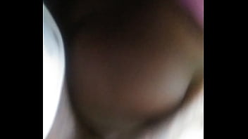 Gadis Hitam Manis Bersiap Untuk Hari Kerjanya Yang Panas