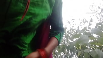 बीहड़ जंगल में देसी भाभी ने अपना रस टपकाया