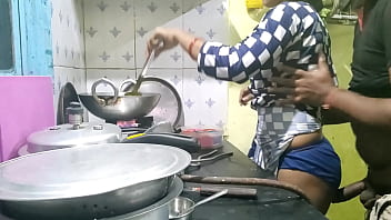 गांव से आई भोली नौकरानी को कुछ पता नहीं था, तो मालिक ने उसकी मासूमियत का फायदा उठाकर उसे चोद डाला