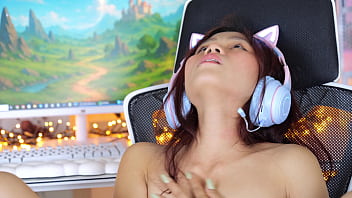 Memuaskan Memekku Dengan Mainan Favorit Sampai Aku Menjerit-jerit