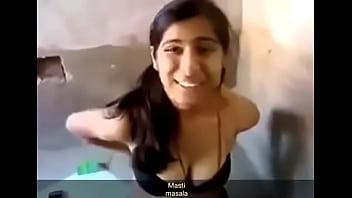 Gadis Desi Seksi Membuka Baju Dengan Penuh Gairah