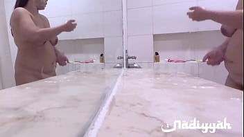 Istri Arab Montok Berpayudara Besar Mandi Dan Menggoda