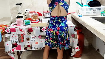 Hijastra Tetona Se Queda Sola En Casa Y Su Padrastro No La Deja Cocinar Porque No Puede Evitar Tocarle Todo El Cuerpo