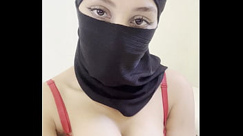 Gadis Berhijab Arab Bergaun Ketat Pamer Payudara Besar Dan Montoknya Yang Menggoda