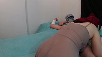 Perempuan Arab Muslim Berhijab Duduk Di Atas Kontol