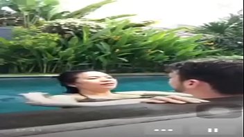 Bercinta Di Kolam Renang Saat Siaran Langsung