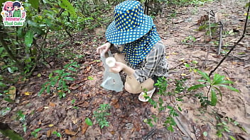 Malam Gelap Di Hutan, Gadis Thailand Itu Merasakan Desakan Di Selangkangannya Sambil Terus Mencari Jamur