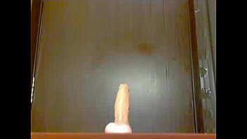 Gadis Asia Manis Mainin Mainan Sambil Nungging Di Depan Kamera