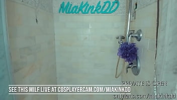 Ingin Mandi Bareng Ibu Tiri Yang Menggoda?