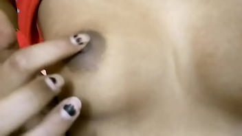 Main-main Payudara Pacar Desi Yang Menggairahkan