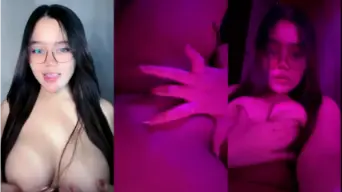 Berkacamata Tapi Mesum, Bella Ngangkang Bocorkan Meki Mango Yang Menggoda