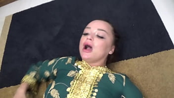 عربية سعودية مكبلة تخدم الزبون الأسود في مشاهد إباحية