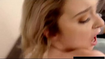 Lexi Lore Menggoyang Kontol Ayah Tirinya Yang Keras Sementara Ayah Kandungnya Jadi Peliharaan Setia