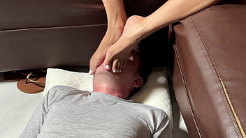 Wajah Suamiku Dihiasi Telapak Kakiku Yang Menggoda