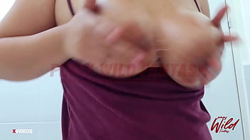 Umuwing Basang-basa Ang Malalaki Niyang Suso Sa Tamod