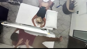 Pijat Pasangan Berujung Hot, Istri Cantik Dientot Mas Tukang Pijat Di Depan Suami Yang Dijadikan Tontonan