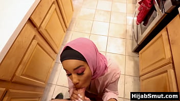 Gadis Muslimah Berkulit Gelap Belajar Teknik Mengulum Penis