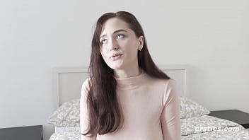 Gadis Rusia Seksi Memukul Pantatnya Yang Kencang Dan Menggoda