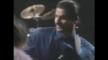 Perang Tari Dua Gadis Seksi Yang Menggoda Dengan Irama Jazz Yang Membara