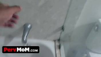 Anak Tiri Kutu Buku Butuh Bantuan Ibu Tirinya Untuk Memuaskan Nafsunya