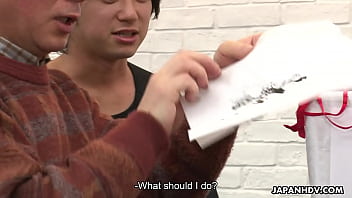 Cewek Asia Basah Kuyup, Kontolnya Diwarnai Sampai Meleleh