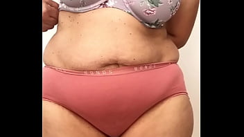 Malam Panas, Gadis India Itu Perlahan Melepaskan Gaun Formalnya, Menampakkan Tubuh Seksi Dalam Lingerie Menggoda