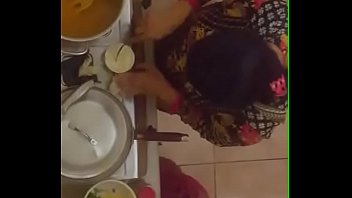 Tante Desi Yang Menggoda Dengan Belahan Dada Menggiurkan