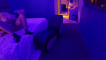 Ibu Janda Yang Haus Nafsu, Doyan Dikocok Dua Kontol Di Kamar Motel Yang Panas. Bagian Kedua