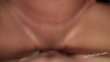 Cowok Itu Nungguin Cewek Asia Seksi Ini Naik Ke Atasnya Dan Goyangin Pinggulnya Dengan Liar.