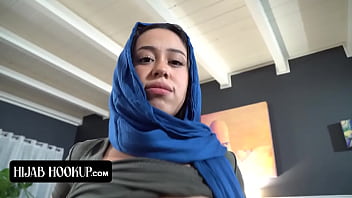 Gadis Arab Nakal Menghisap Kontol Kakak Tiri Demi Menutupi Rahasia Mereka Dari Orang Tua Yang Keras