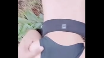 Gadis Remaja Asia Digerogoti Sambil Berjalan Di Hutan Belantara