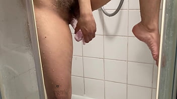 Gadis Arab Amatir Menggila Di Kamar Mandi, Mengocok Kontol Besar Sampai Muncrat Saat Lebaran