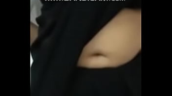 Lekuk Pusar Istri Desi Yang Dalam Dan Menggoda