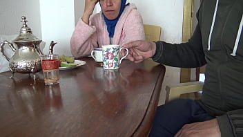 Ibu Tiri Arab Yang Bergairah Dihujani Sperma Oleh Anak Tirinya Yang Sedang Masturbasi