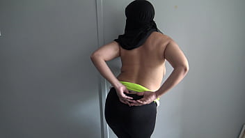 Istri Arab Cuckold Dipuaskan Hingga Tumpah Oleh Kontol Putih Besar