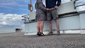 Nyonya Nakal Melebarkan Kakinya Lebar-lebar Dan Membungkuk Untuk Kencing Di Area Parkir