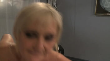 Ibu Pirang Menggila Di Ranjang