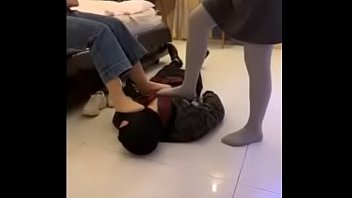 Gadis Tionghoa Muda Menghinakan Budak Fetish Dengan Cara Yang Menggairahkan