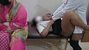 Siswi India Digilir Habis-habisan Oleh Dokter Di Depan Ibunya
