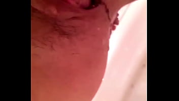 Istri Tionghoa Mengencingi Saluran Kencing Dengan Pancaran Deras