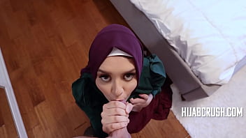 Paman Tiriku Kecanduan Menatap Tubuhku Yang Tersembunyi Di Balik Hijab