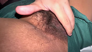 Bhabi India Yang Seksi Memuaskan Nafsu Dengan Memainkan Memek Basah Berbulu Lebatnya