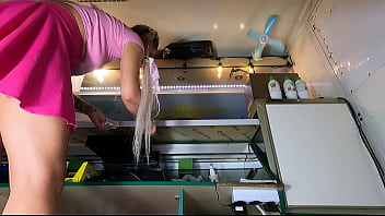 Dasar Jalang Seksi, Pantatmu Menggoda Saat Kau Membungkuk Meraih Rak Terbawah