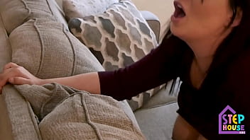 Mama Hot Tersangkut Di Sofa Dan Dihardiki