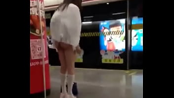 Gadis Asia Di China Cabut Pembalut Di Tempat Umum, Tampil Seksi Dan Menggoda