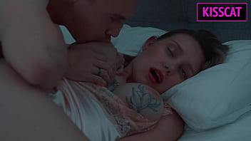 Bangun Pagi, Kontol Anak Tirinya Sudah Ada Di Genggamannya Setelah Bertengkar — Akankah Dia Menerima Muka Penuh Sperma Di Ranjang Yang Sama?