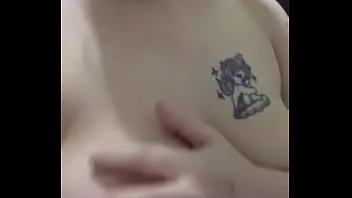 Gadis Tionghoa Dengan Payudara Besar Memuaskan Diri Dengan Jarinya Sendiri