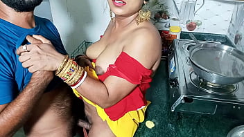मालिक ने रसोई में 21 साल की नाजुक कामवाली लड़की को लेकर मजेदार तरीके से चोदा